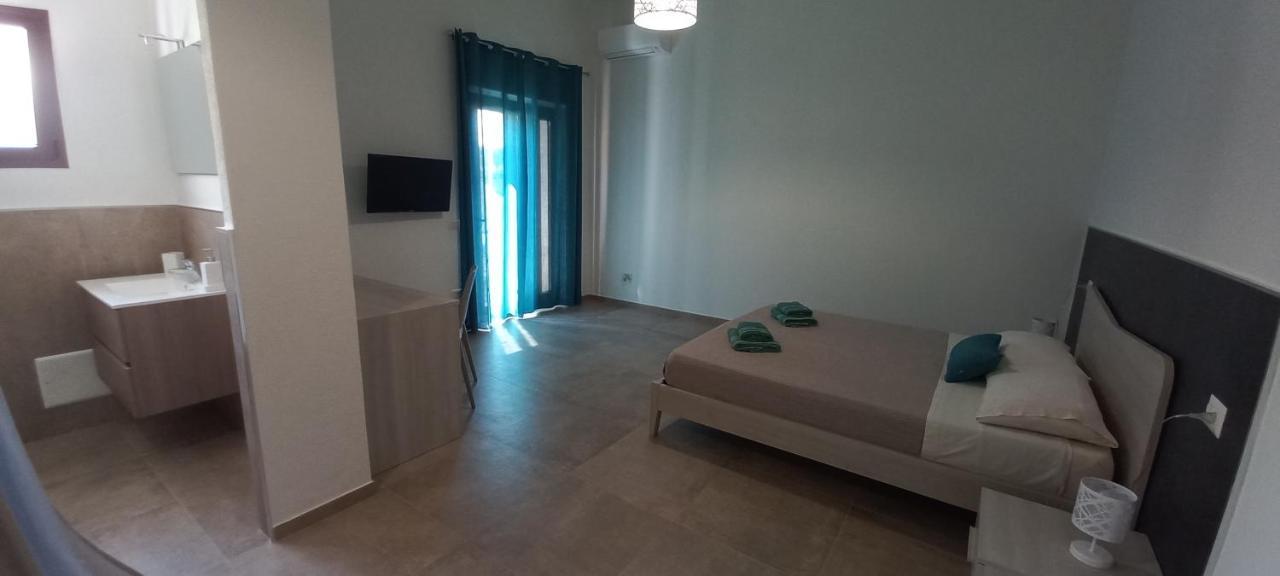 Mivida "Le Stanze Di Ada" Bed & Breakfast San Teodoro  Ruang foto